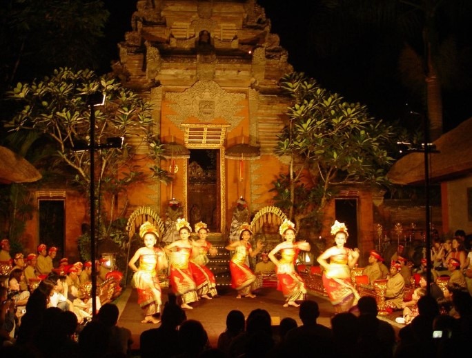 kecak dance pura saraswati