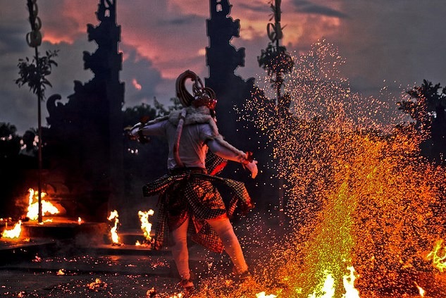 kecak in uluwatu temple