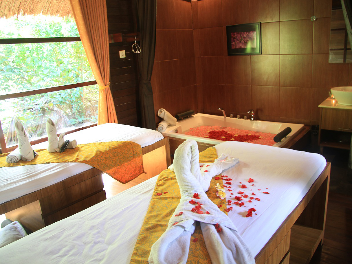 Unwind yourself with a spa treatment in an eco-friendly environment.