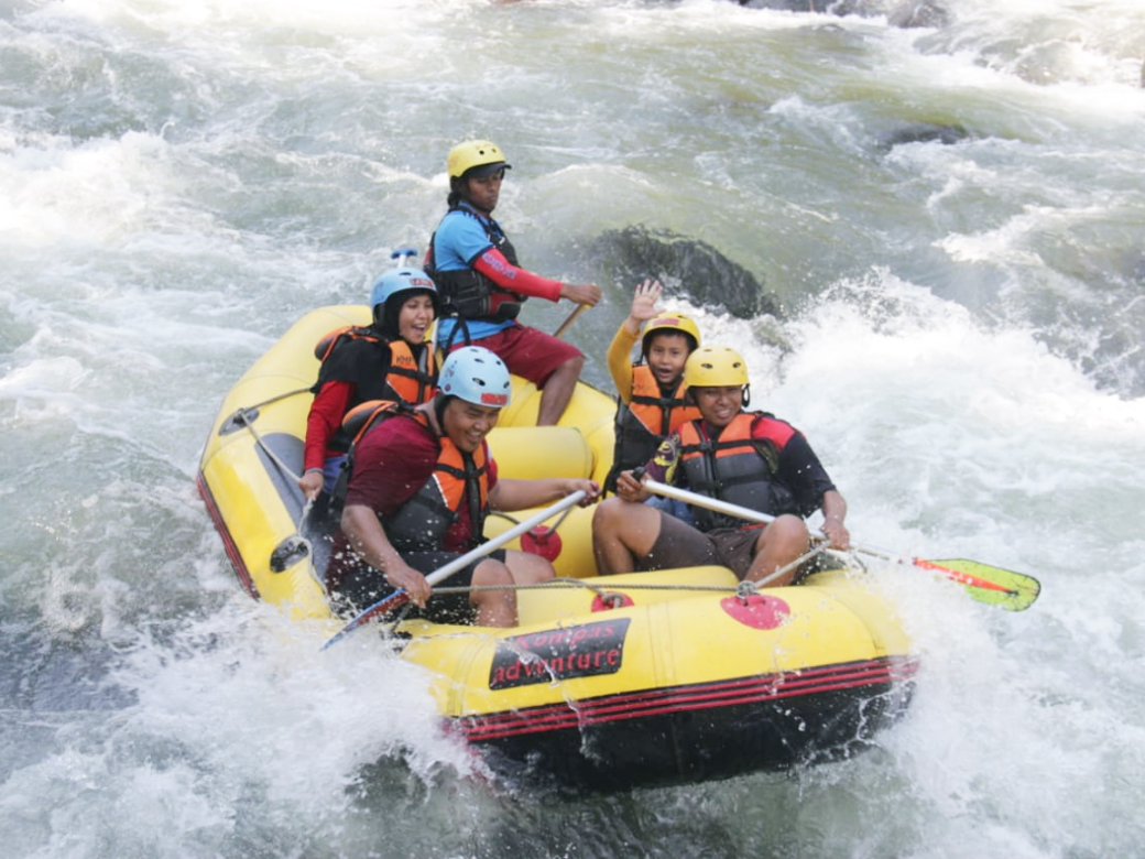 Worried about falling from the boat during Elo Rafting? No worry, the lifejacket will save you!