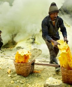 Sulfur miner in Ijen