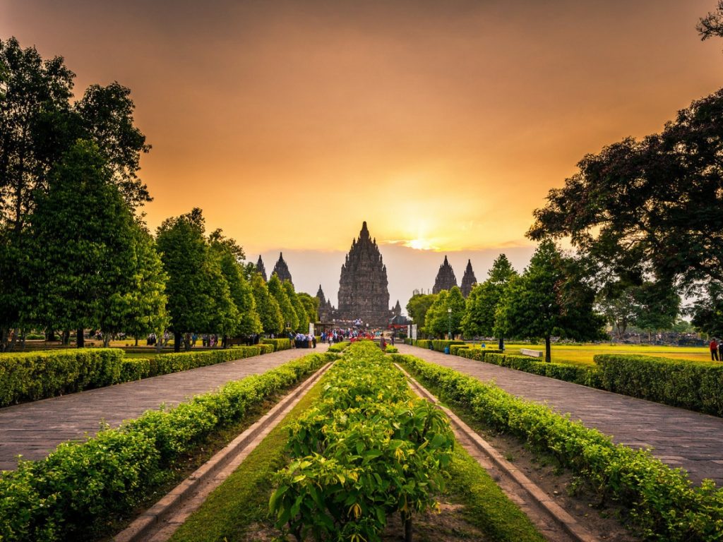 sunset prambanan