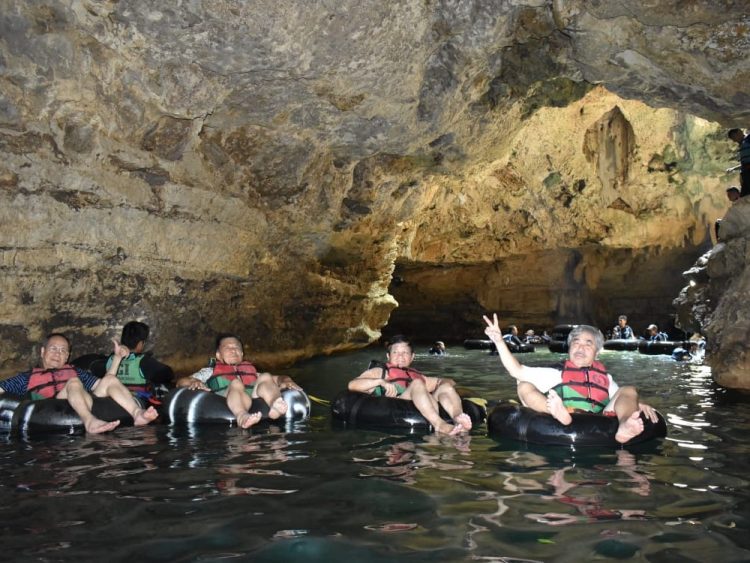 Make new friends, explore the wonderful Pindul Cave!