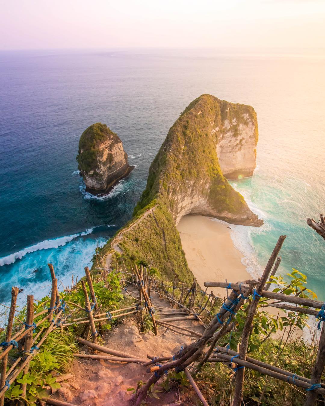 Beaches in Bali; Kelingking Beach 