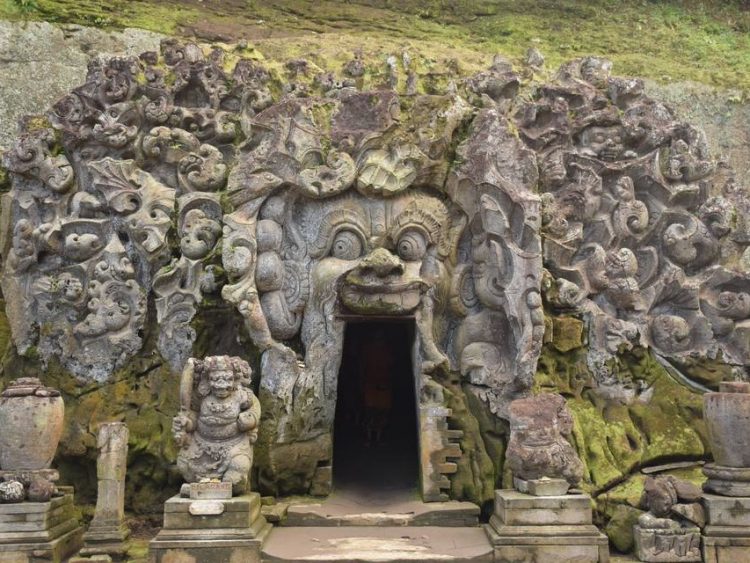 Elephant Cave (Goa Gajah) offers stunning temple carvings, intricate sculptures, and beautiful surroundings. Visitors can also explore nearby shops selling traditional crafts, making it a great spot for sightseeing and souvenir shopping