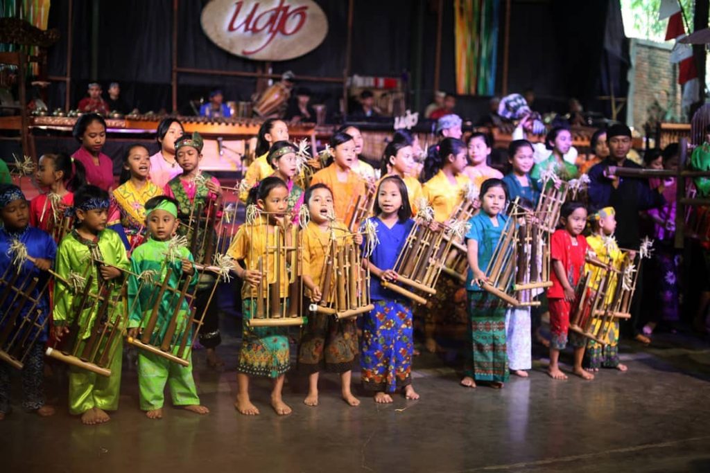 what to do in bandung; Saung Angklung Udjo @angklungudjo