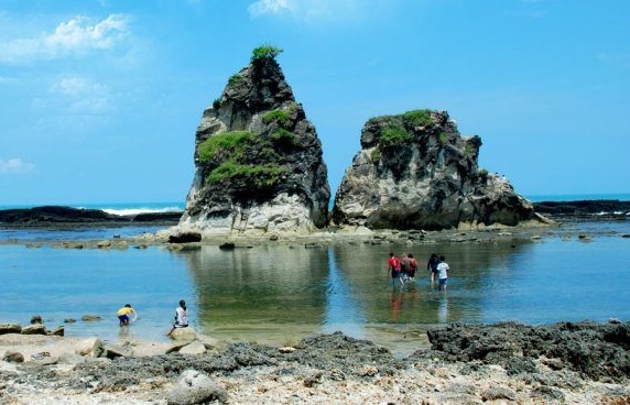 sawarna beach