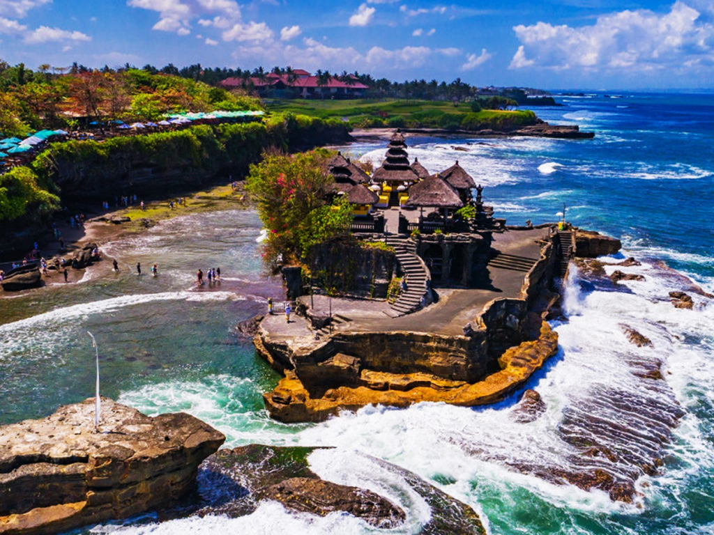 Private Bali Tanah Lot Temple and Taman Ayun Tour with Japanese Guide